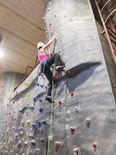 una persona haciedno escalada deportiva en roc30 en la escuela madrileña de alta montaña