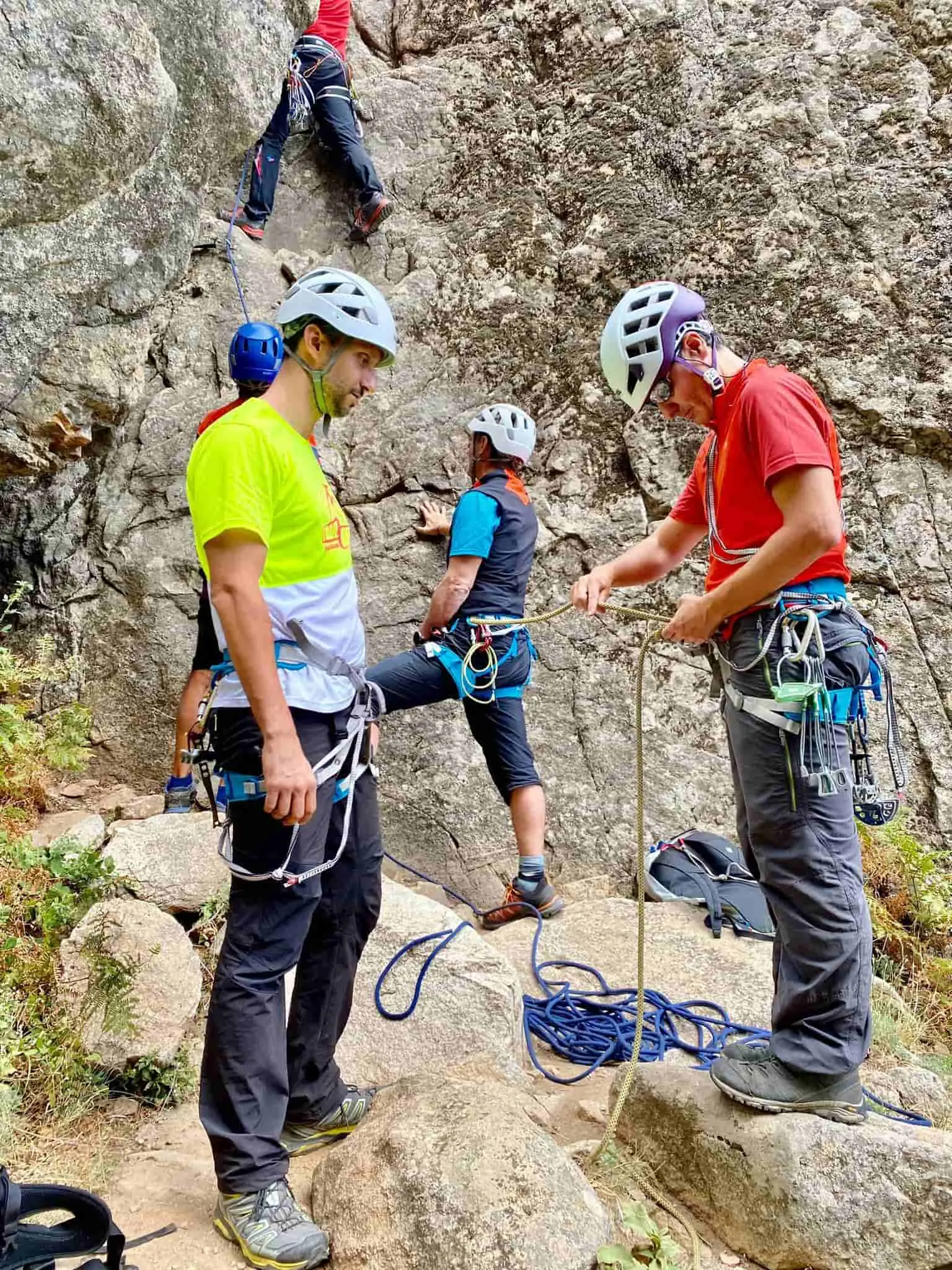 grupo de alumnos haciendo escalada deportiva iniciacion en la escuela madrileña de alta montaña