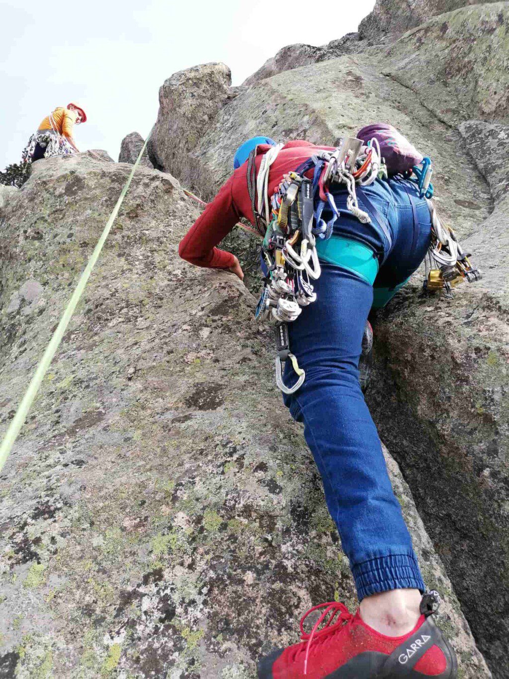 un escalador haciendo el curso de escalada clasica en vias desequipadas