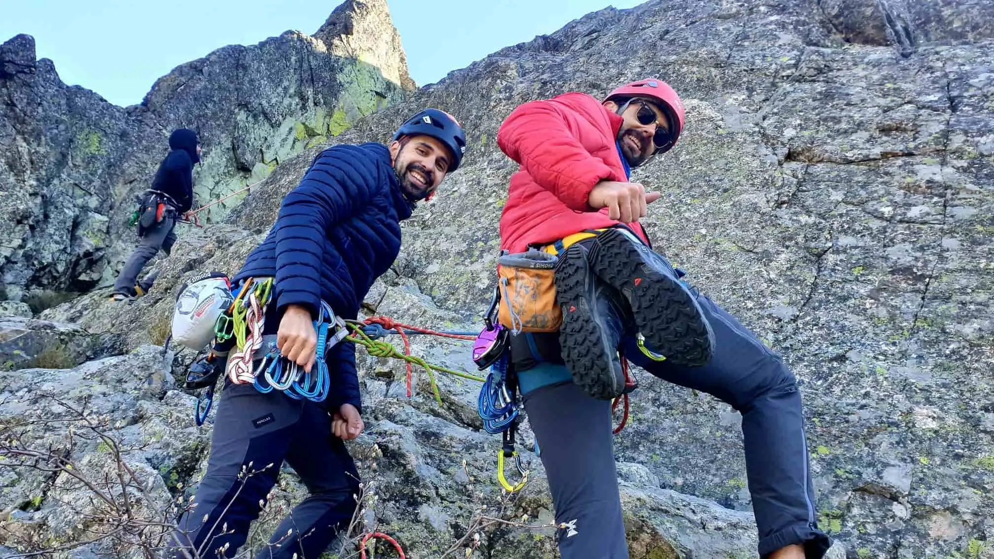 grupo de escaladores aprendiendo escalada con seguridad y asegudando la cuerda