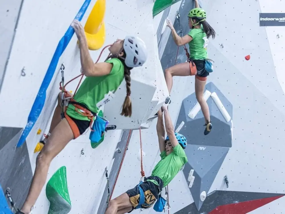 grupo de niños realizando competiciones de escadala en madrid por la federacion madrileña de montañismo