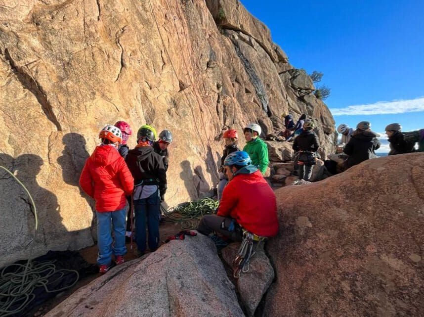 grupo de niños haciendo escalada en la pedriza por cursos de escalada de juventud