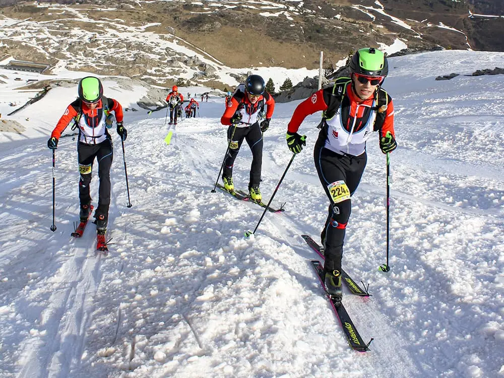 grupo de esquiadores realizando una competicion de esqui de montaña de la federacion madrileña de montañismo en la montaña