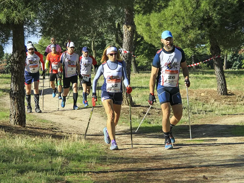 grupo de personas realizando marcha nordica en una competicion de la federacion madrileña de montañismo