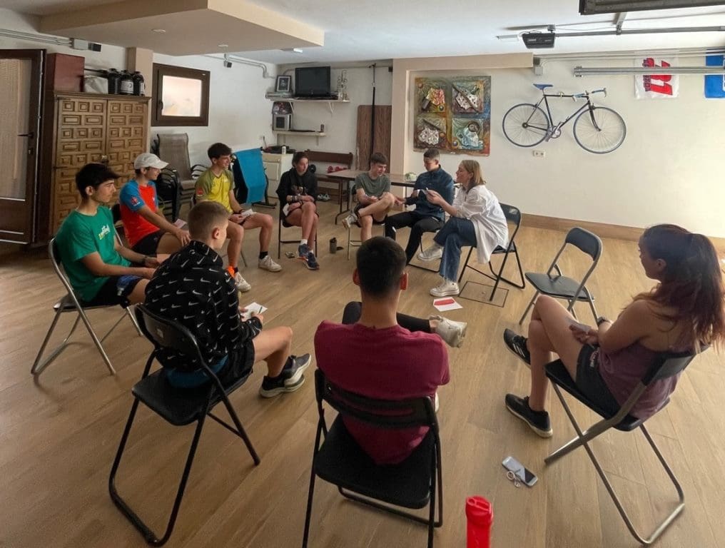 grupo de deportistas hablando sobre la psicologia depotiva y sus resultados