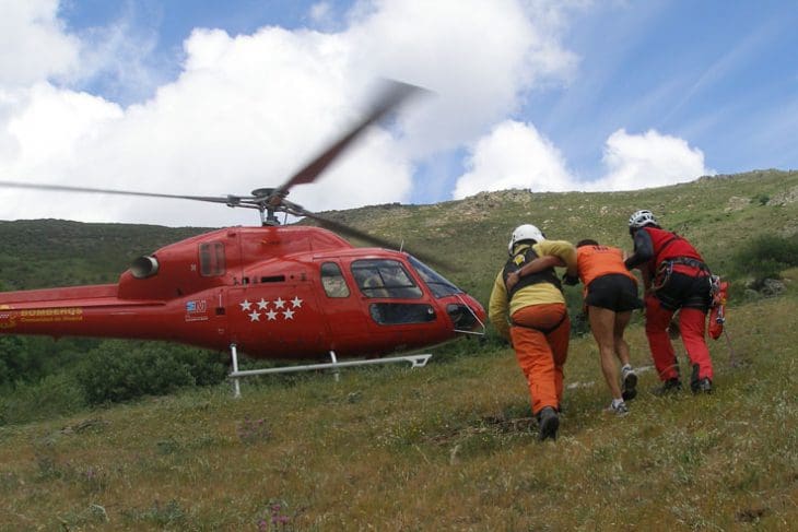 un grupo de rescatistas dando seguridad a un grupo de personas rescatadas en la montaña