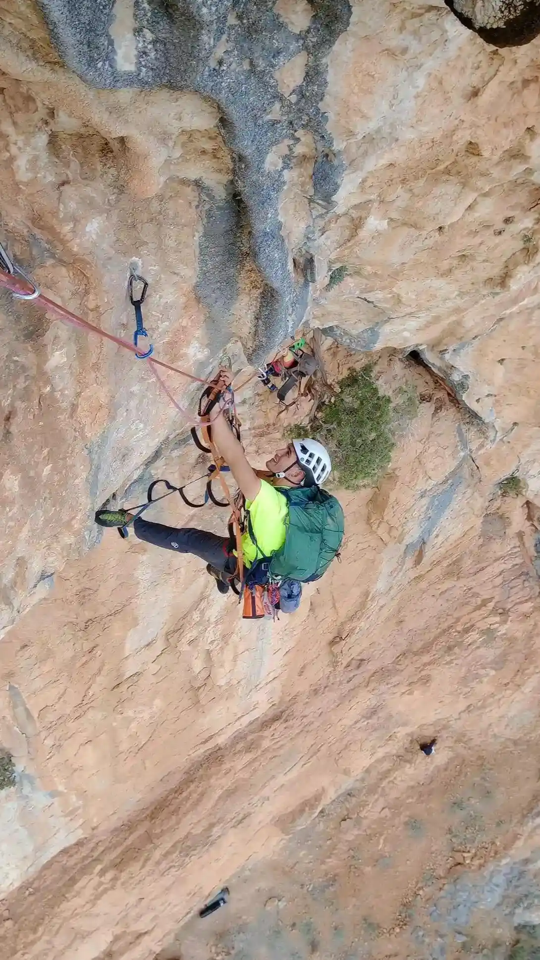 alpinista escalando una pared de roca en la sierra en madrid haciendos tecnicas y consejos para la escalada
