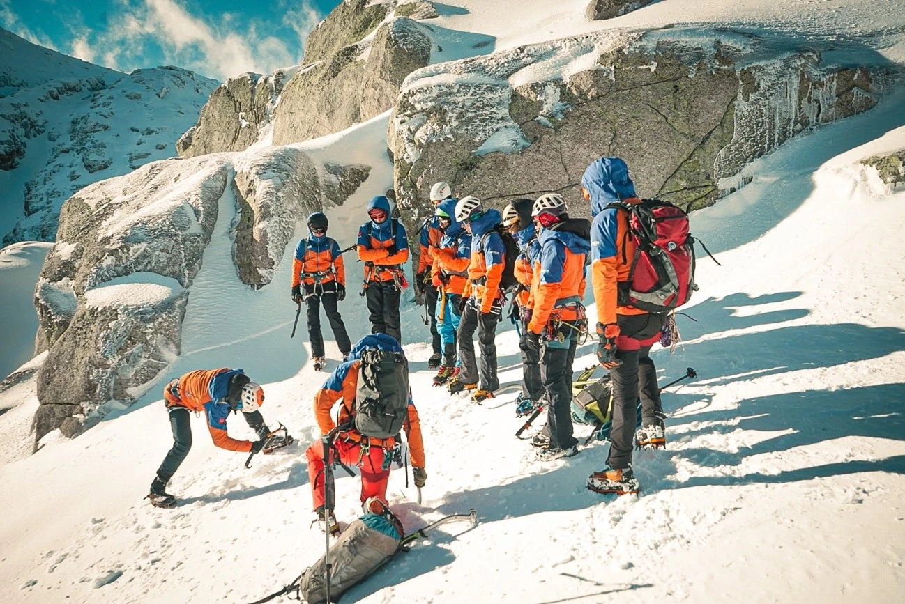 grupo de alpinistas realizando el curso de alpinismo basico en la montaña
