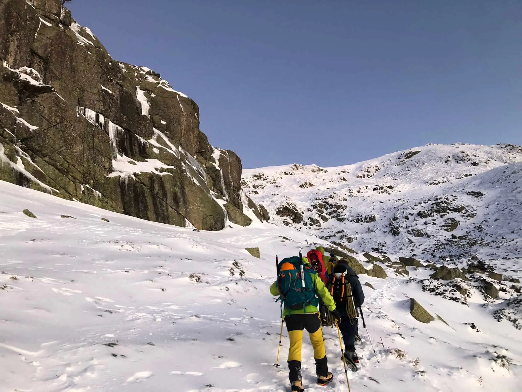 grupo de alpinistas haciendo un curso de alpinismo de la emam