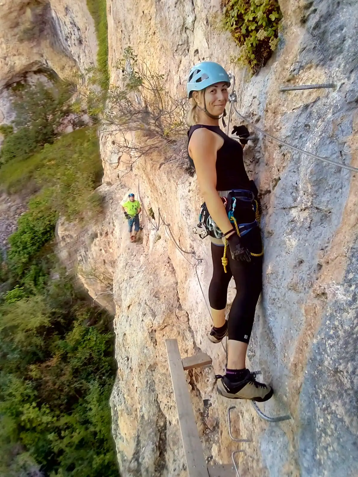 una alumna haciendo el curso de ferratas en la sierra en la escuela madrileña de alta montaña