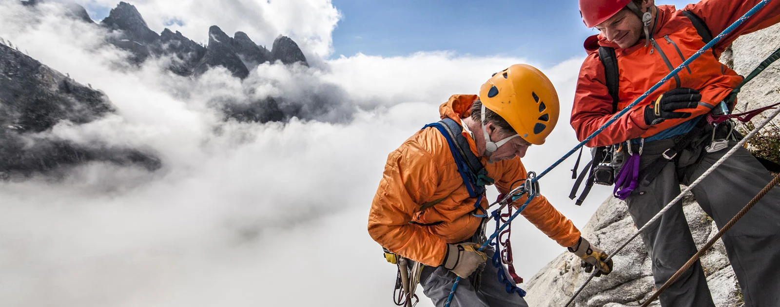 un grupo de escaladores haciendo el curso de autorrescate de la escuela madrileña de alta montaña en la sierra en madrid