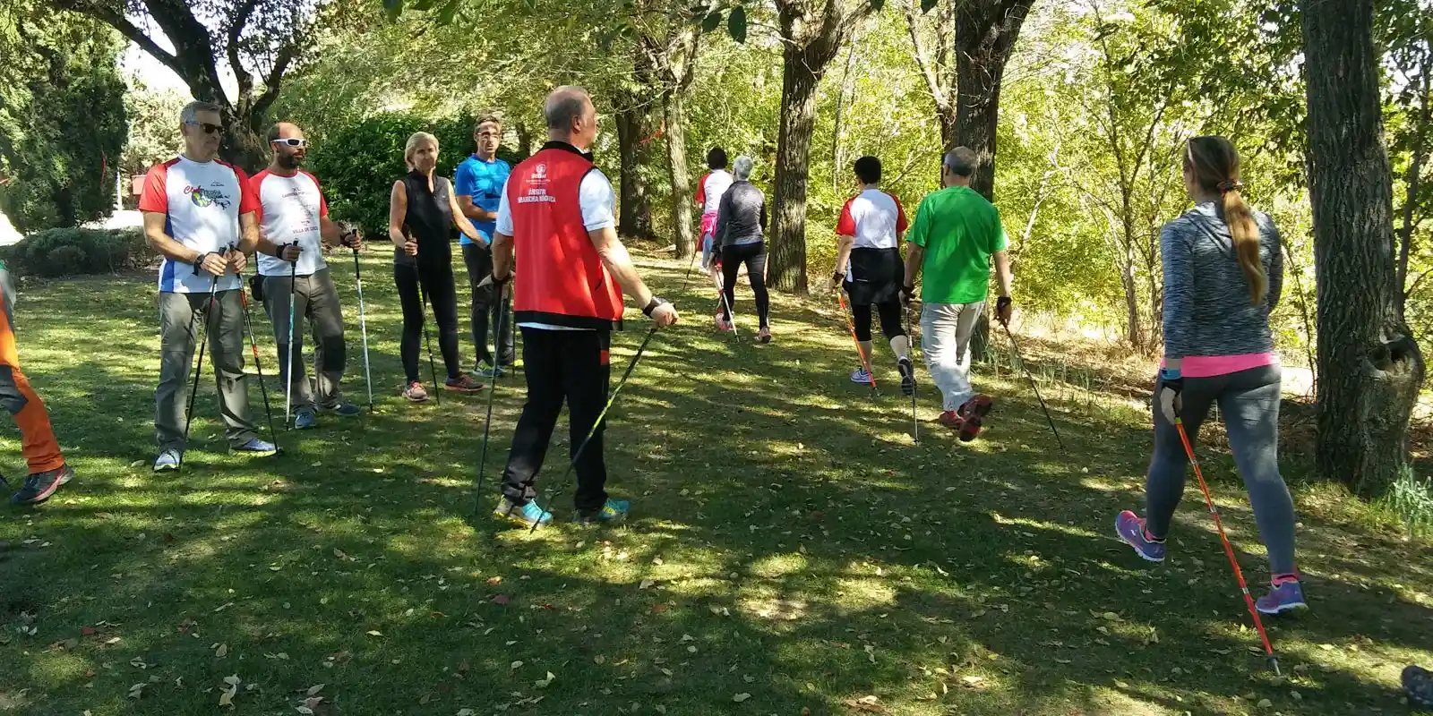 grupo de alumnos aprendiendo el curso de marcha nordica