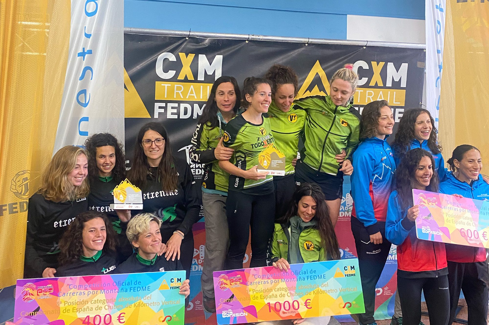 El equipo femenino del Club Club Todovertical (Cristina Trujillo, Fátima Espinosa y Alba Valladares) se subió a lo más alto del podio del Campeonato de Kilómetro Vertical de España por clubes (Foto cortesía FEDME)