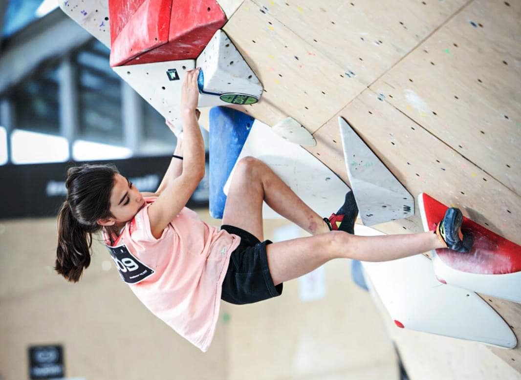 Victoria Peinado dominó la categoría sub14 de la 1ra. prueba de Copa de España 2024 de escalada en bloque, su debut en una competición nacional (Foto cortesía Indoorwall)