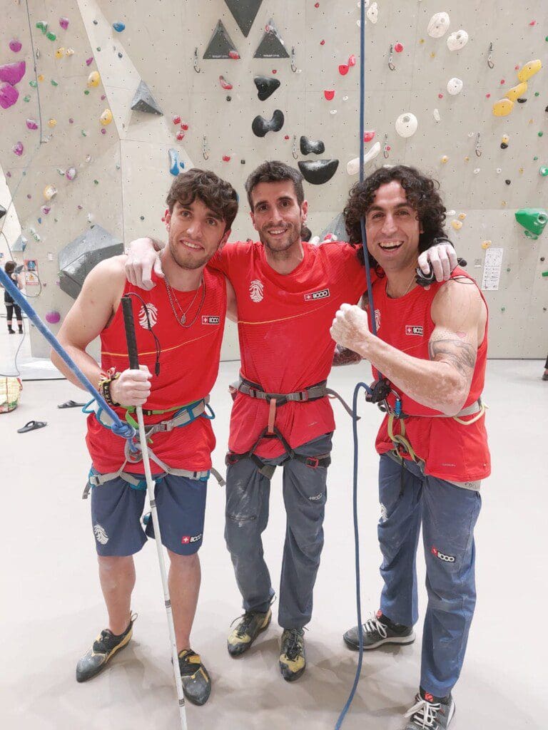 Los madrileños Guillermo Pelegrín (B2) e Iván Muñoz (RP2) acompañados por el entrenador y guía de paraescaladfa Toni Curiel antes de salir a la Copa del Mundo en Salt Lake City (Utah, EE.UU.) (Foto cortesía Andrea Cartas)