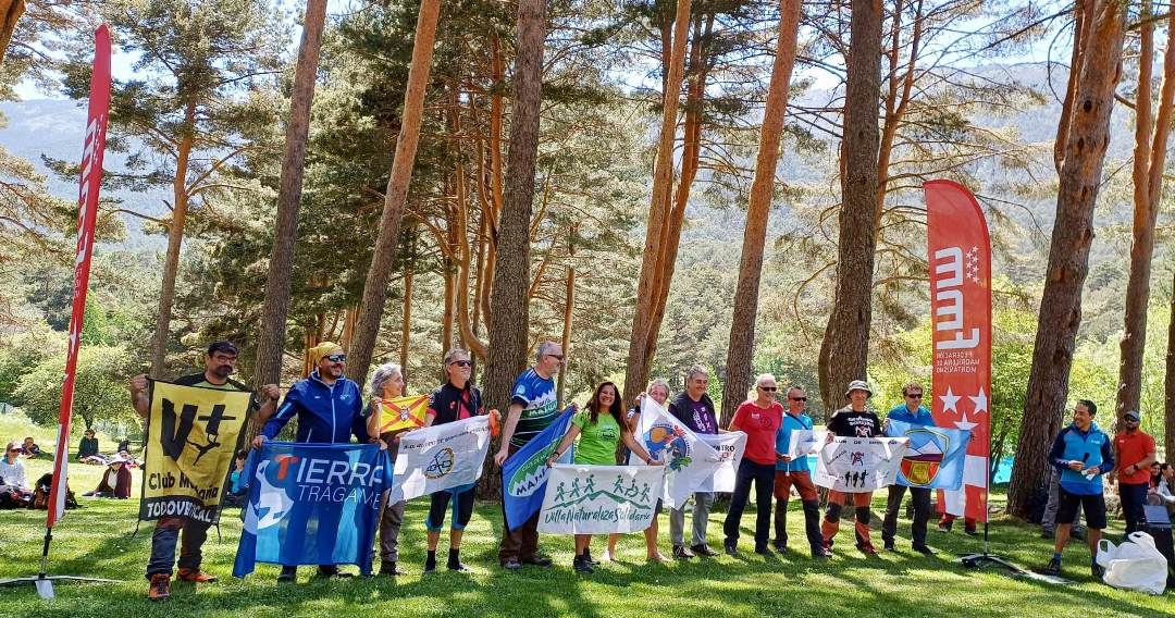 Los 11 clubes organizadores de marchas del Día Autonómico del Senderismo en Madrid, participaron al cierre de un grato acto junto a la directiva de la FMM (Foto Pincerna)