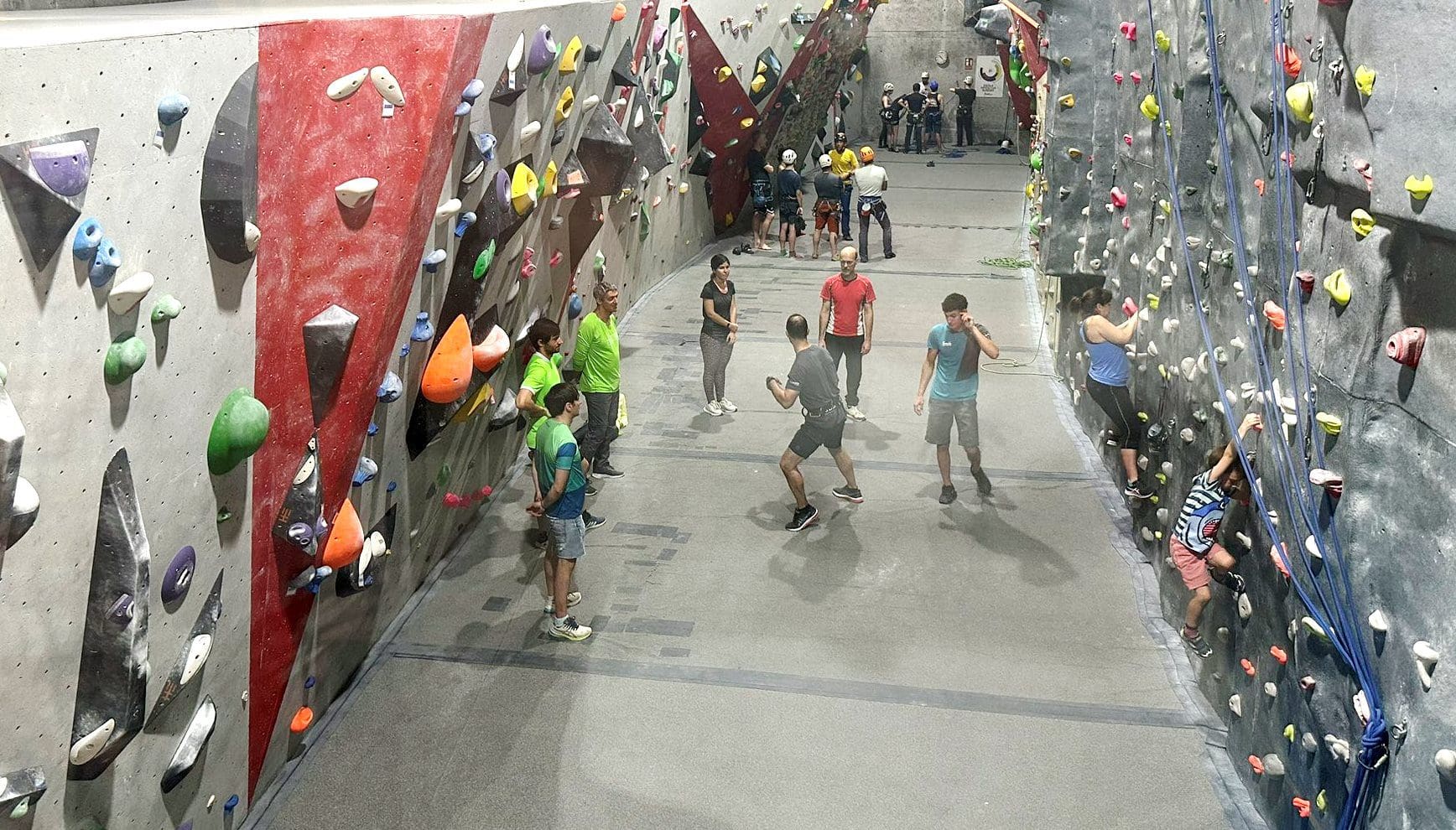 En grupos de 6 escaladores adultos o niños, se celebró la jornada de puertas abiertas del Mes del Deporte de Carabanchel en las instalaciones de ROC30en Madrid Río (Foto X del Concejal Carlos Izquierdo).