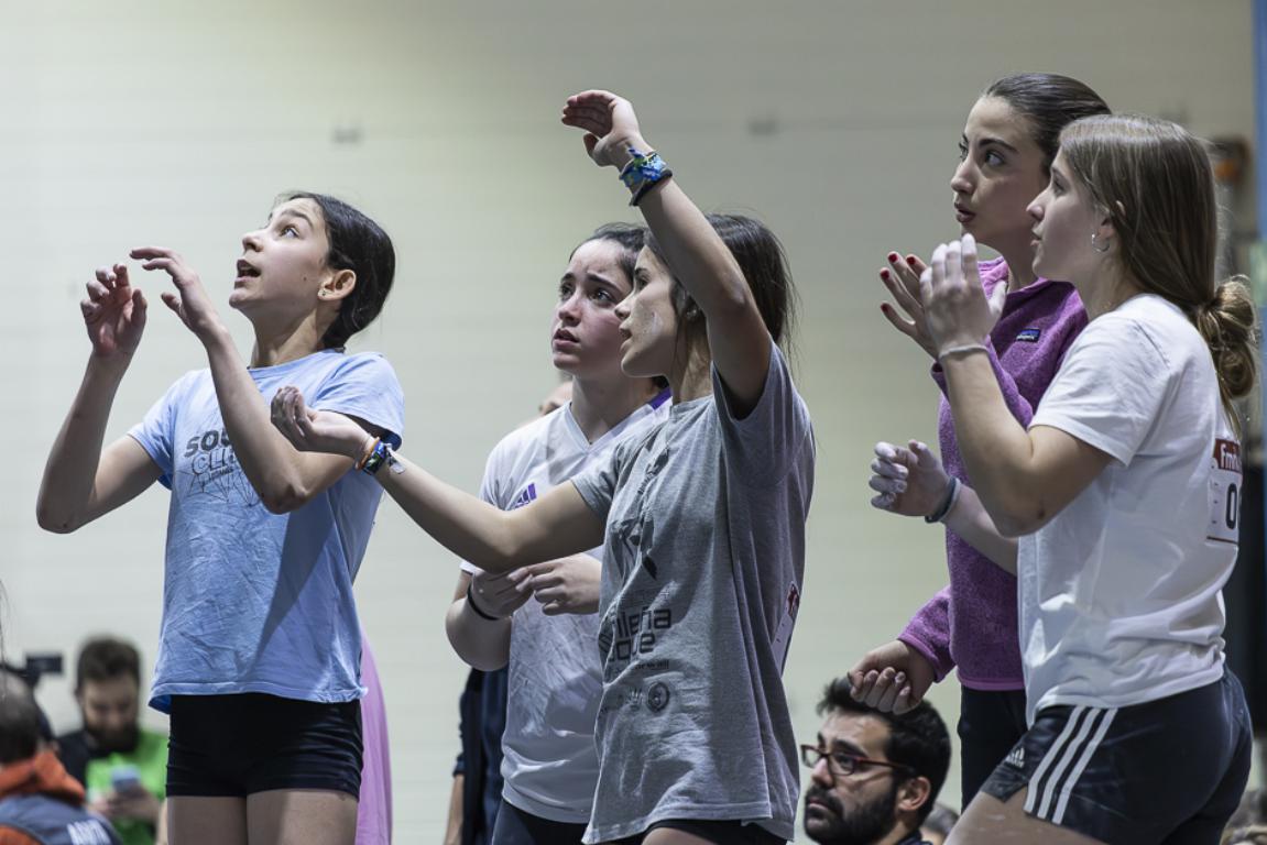 grupo de escaladores realizando escalada viendo la demanda psicologica como deporte