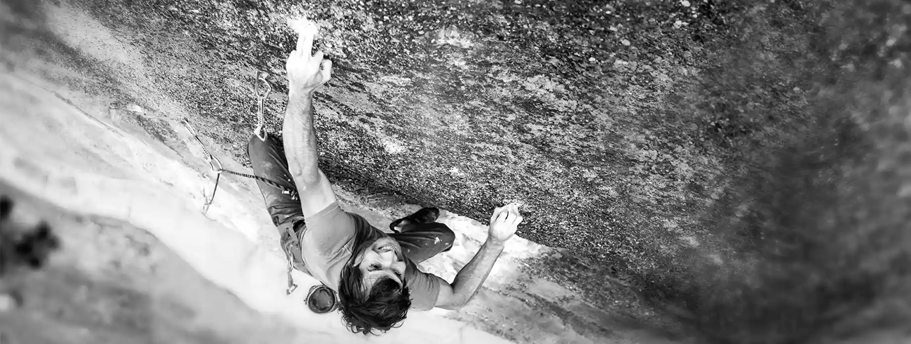 cuidado-manos-climbskin-escalada-madrid_11zon un hombre escalando cuidando sus manos y cuidar su piel